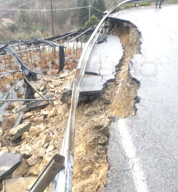 Maltempo sul Ponente: frana la SP 55 tra Ceriana e Bajardo, intervento della Provincia e strada transitabile (Foto) Maltempo sul Ponente: frana la SP 55 tra Ceriana e Bajardo, intervento della Provincia e strada transitabile (Foto)