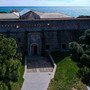 Forte di Santa Tecla, giovedì 20 agosto “Protocollo Pavla”: musica elettronica, voce e immagini nella mostra “Ruins”