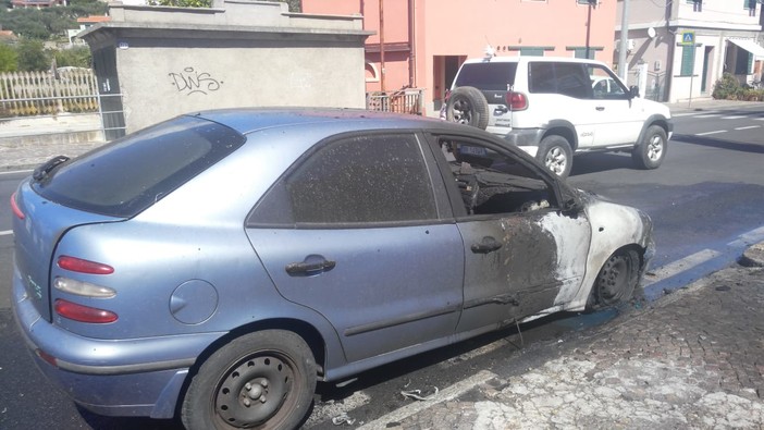 Diano Marina: auto in fiamme sull'Aurelia, intervento dei Vigili del Fuoco (Foto) Diano Marina: auto in fiamme sull'Aurelia, intervento dei Vigili del Fuoco (Foto)