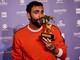 Marco Mengoni con il premio del 73° Festival di Sanremo