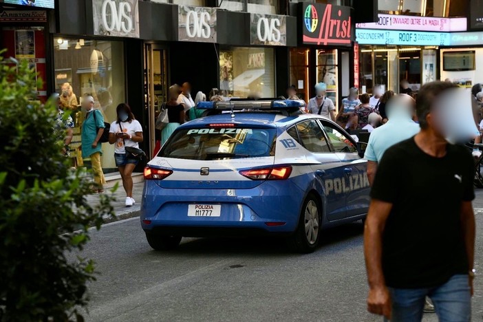 Sanremo: rubano 40 euro di trucchi all'OVS di via Matteotti, due minorenni fermate dalla Polizia