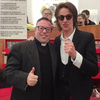 Diano Marina: il cantante Alberto Fortis insieme a don Gabriele Maria Corini realizza una canzone per il Papa Diano Marina: il cantante Alberto Fortis insieme a don Gabriele Maria Corini realizza una canzone per il Papa
