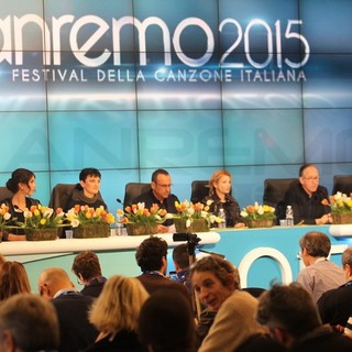 #Sanremo2015: un lettore dopo la conferenza stampa "Ma sui tavoli c'erano i tulipani olandesi?"