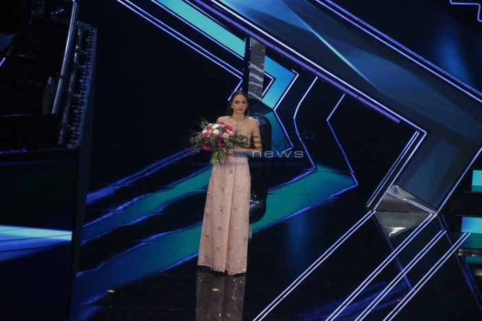 Alessia Bonari sul palco dell'Ariston con Amadeus Alessia Bonari sul palco dell'Ariston con Amadeus