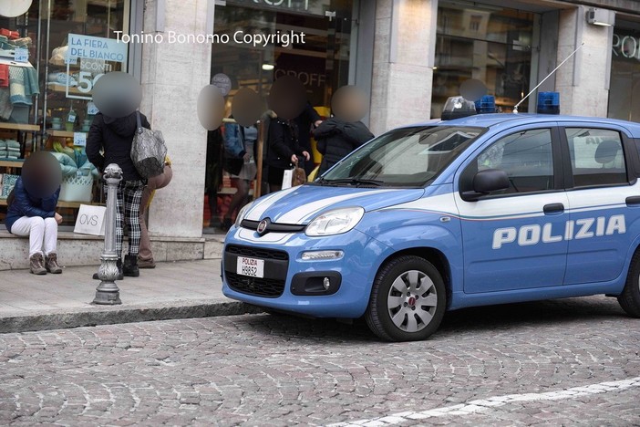 Sanremo: 4 minorenni di Cosenza rubano magliette per 420 euro all'Ovs, erano in città per il Festival Sanremo: 4 minorenni di Cosenza rubano magliette per 420 euro all'Ovs, erano in città per il Festival