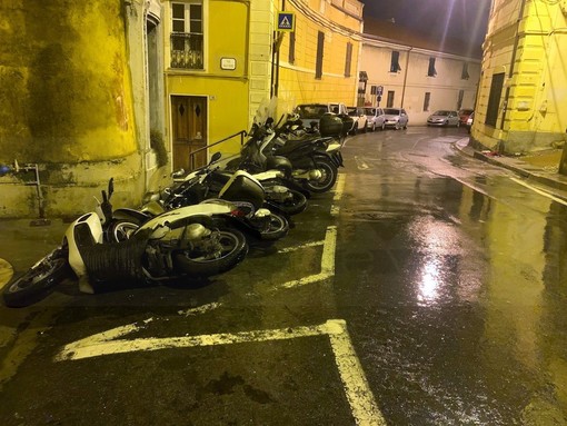 Sanremo: folata di vento in corso Inglesi, abbattuti scooter e moto parcheggiati vicino al Casinò (Foto) Sanremo: folata di vento in corso Inglesi, abbattuti scooter e moto parcheggiati vicino al Casinò (Foto)