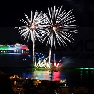 Festival di Sanremo: lo spettacolo dei fuochi piro-musicali incanta residenti e turisti, la Smeralda con il tricolore (Foto)