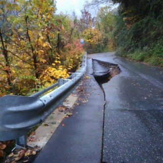 La strada ha ceduto sulla SP 65 La strada ha ceduto sulla SP 65