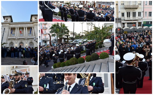 Sanremo: dopo la sfilata delle bande, il Casinò preso d'assalto per seguire il concerto della Fanfara della Marina (Foto e Video) Sanremo: dopo la sfilata delle bande, il Casinò preso d'assalto per seguire il concerto della Fanfara della Marina (Foto e Video)