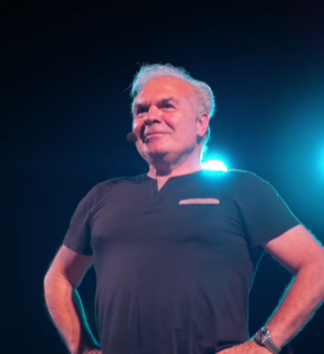 Spettacolo di cabaret a Ventimiglia, Franco Neri conquista il pubblico (Foto) Spettacolo di cabaret a Ventimiglia, Franco Neri conquista il pubblico (Foto)