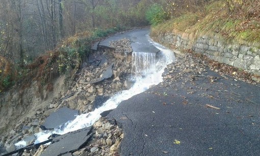 Frane nell'entroterra: Rezzo è sempre isolata ed oggi sono in valle i tecnici della Protezione Civile nazionale Frane nell'entroterra: Rezzo è sempre isolata ed oggi sono in valle i tecnici della Protezione Civile nazionale