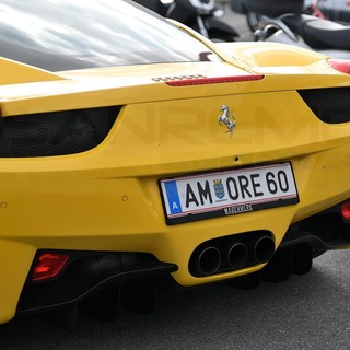 Un 'amore' di Ferrari: targa austriaca davvero particolare per un'auto da sogno parcheggiata a Sanremo (Foto)