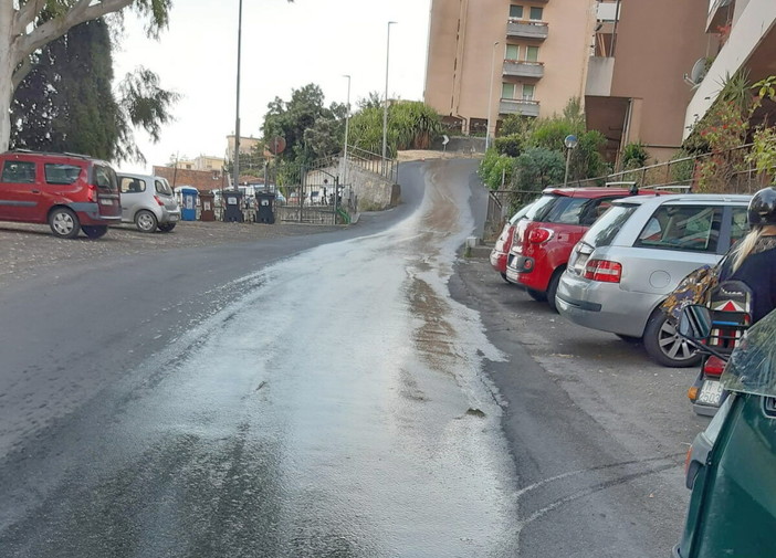 Via Lamarmora, fogna a cielo aperto da giorni: protestano i residenti tra cattivi odori e rischi per la sicurezza Via Lamarmora, fogna a cielo aperto da giorni: protestano i residenti tra cattivi odori e rischi per la sicurezza