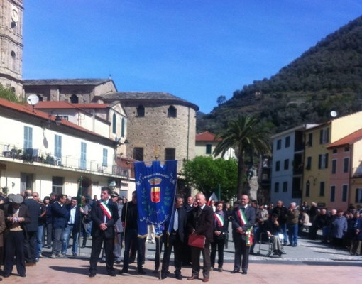 Badalucco: ieri le celebrazioni per il 25 aprile, presenti sindaci, consiglieri provinciali e regionali Badalucco: ieri le celebrazioni per il 25 aprile, presenti sindaci, consiglieri provinciali e regionali
