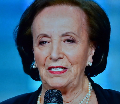 #Sanremo2017: dopo l'appello di Crozza a fare figli, sul palco dell'Ariston arriva la super ostetrica