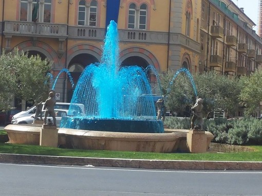 Imperia diventa #blu4charlie colorando la fontana di piazza Dante di blu per il piccolo Charlie Gard
