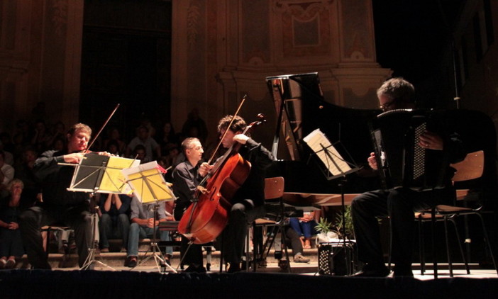 Questa sera una parata di violoncelli e la magia di violino e pianoforte al ‘Festival di Cervo’ Questa sera una parata di violoncelli e la magia di violino e pianoforte al ‘Festival di Cervo’