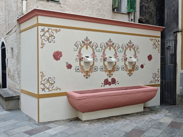 Fontana decorata, San Biagio della Cima rende omaggio al suo legame con le rose (Foto) Fontana decorata, San Biagio della Cima rende omaggio al suo legame con le rose (Foto)