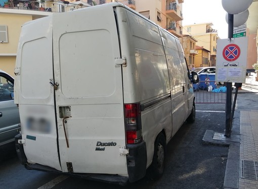 Sanremo, Ducato bianco fermo da mesi in via Galilei: i residenti attendono la rimozione, da giovedì c'è il divieto (Foto) Sanremo, Ducato bianco fermo da mesi in via Galilei: i residenti attendono la rimozione, da giovedì c'è il divieto (Foto)