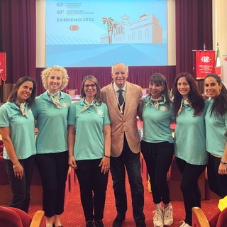 Il foulard che fa rifiorire la vita, messaggero solidale per promuovere la donazione di sangue Il foulard che fa rifiorire la vita, messaggero solidale per promuovere la donazione di sangue