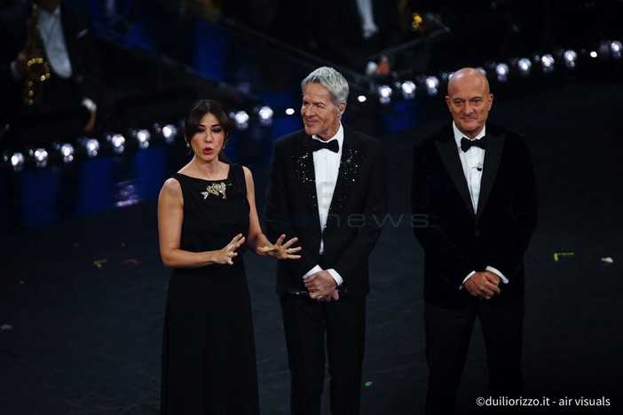 #Sanremo2019: Claudio Bisio porta sul palco dell'Ariston i commenti del web con nomi e cognomi #Sanremo2019: Claudio Bisio porta sul palco dell'Ariston i commenti del web con nomi e cognomi