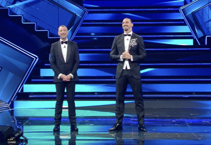 Amadeus e Zlatan Ibrahimović ieri sera sul palco dell'Ariston Amadeus e Zlatan Ibrahimović ieri sera sul palco dell'Ariston