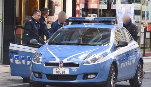 Sanremo: ruba un cappotto ed un berretto, scoperto dalla vigilanza alza le mani e si arrende (Foto)