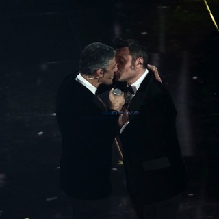 Un bacio tra Fiorello e Tiziano Ferro a Sanremo: "C'è del bacismo, qui!