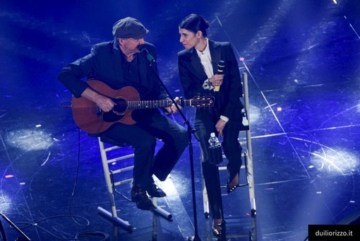 A #Sanremo2018 l'omaggio di James Taylor all'Italia e la straordinaria performance con Giorgia
