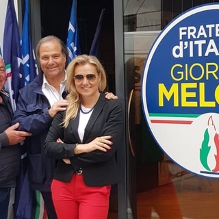 Elezioni Sanremo: Stefania Rulfi (FdI) fa visita al point di Rolando in vista delle amministrative