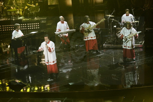 Sanremo 2013: la 'coppa' della serata è per Elio e le storie Tese e il giovane Enzo Rubino