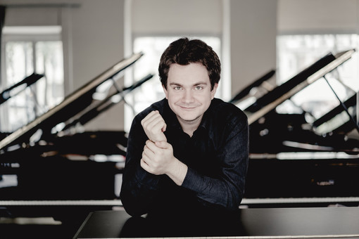 ‘Un omaggio al figlio Maxim, uno ad Amadeus’, sul palco con l’Orchestra Sinfonica Robert Bokor e il pianista Roman Lopatynskyi ‘Un omaggio al figlio Maxim, uno ad Amadeus’, sul palco con l’Orchestra Sinfonica Robert Bokor e il pianista Roman Lopatynskyi