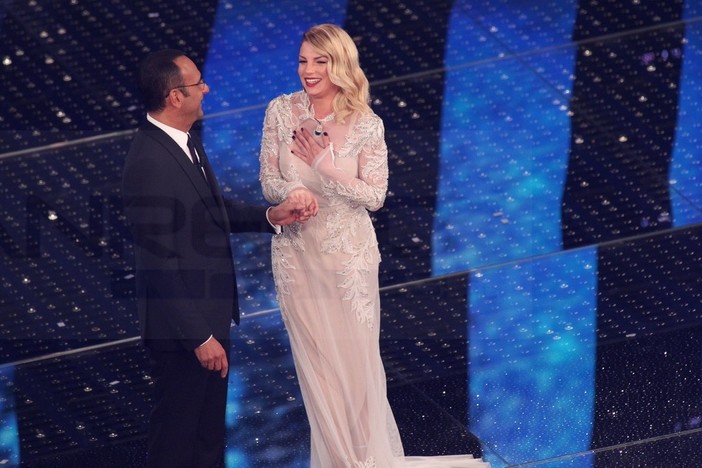 #Sanremo2015: uno 'spottone' sui cantanti in gara apre la prima serata del Festival della Canzone #Sanremo2015: uno 'spottone' sui cantanti in gara apre la prima serata del Festival della Canzone