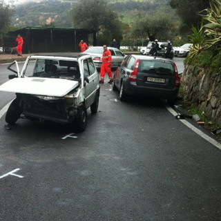 Schianto frontale tra due macchine a Latte di Ventimiglia: nell'impatto uomo sbalzato fuori dall’auto