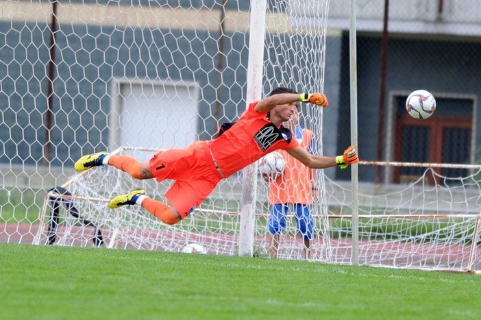 Il portiere Fabio Rinaldi in azione Il portiere Fabio Rinaldi in azione
