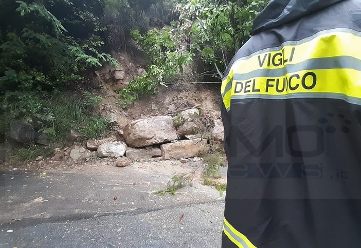 Sanremo: frana sulla strada verso San Romolo al bivio per Borello, si transita a senso unico alternato (Foto) Sanremo: frana sulla strada verso San Romolo al bivio per Borello, si transita a senso unico alternato (Foto)