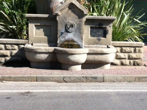 "1 euro per ogni abitante": si scrive acqua si legge spreco, fontana aperta giorno e notte sulla romana a Bordighera "1 euro per ogni abitante": si scrive acqua si legge spreco, fontana aperta giorno e notte sulla romana a Bordighera