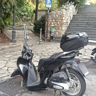 Sanremo: rubata la ruota di uno scooter parcheggiato sotto il Comune, furto avvenuto al mattino (Foto) Sanremo: rubata la ruota di uno scooter parcheggiato sotto il Comune, furto avvenuto al mattino (Foto)