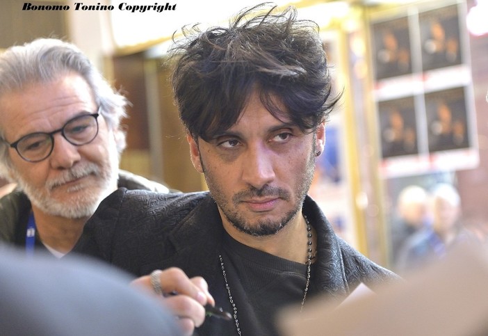 Canzone momentaneamente 'sospesa': Fabrizio Moro interviene "Una situazione assurdamente ridicola!" Canzone momentaneamente 'sospesa': Fabrizio Moro interviene "Una situazione assurdamente ridicola!"