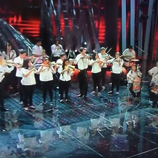 L'orchestra dell'Ariston in piedi per la Orquesta reciclados de Cautera