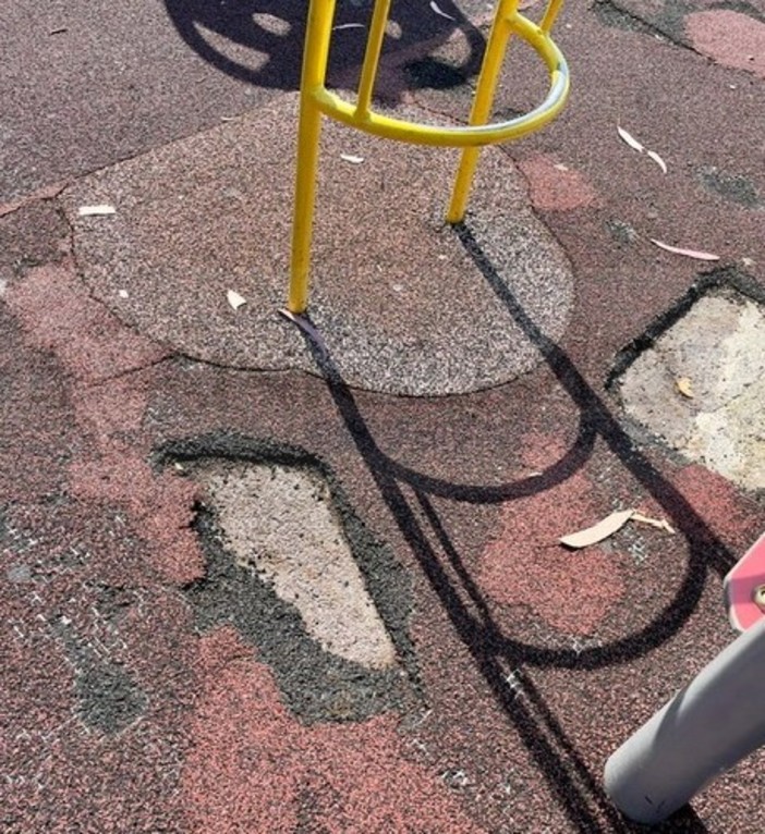 Sanremo: fondo in pessime condizioni e giardinetti sporchi, la protesta dei genitori per il 'Sud-Est' (Foto) Sanremo: fondo in pessime condizioni e giardinetti sporchi, la protesta dei genitori per il 'Sud-Est' (Foto)
