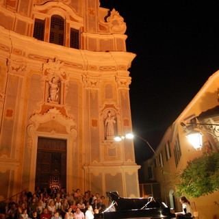 Tra la Piazza dei Corallini e il Mar Ligure riecheggia la Musica da Camera di Cervo Tra la Piazza dei Corallini e il Mar Ligure riecheggia la Musica da Camera di Cervo
