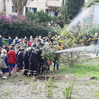 Ospedaletti: Festa degli Alberi, gli alunni della 'De Amicis ne hanno piantati alcuni nel centro della città