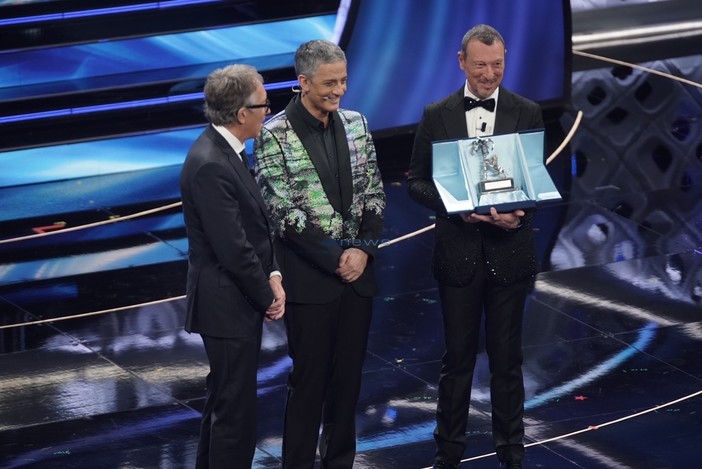 La premiazione sul palco dell'Ariston