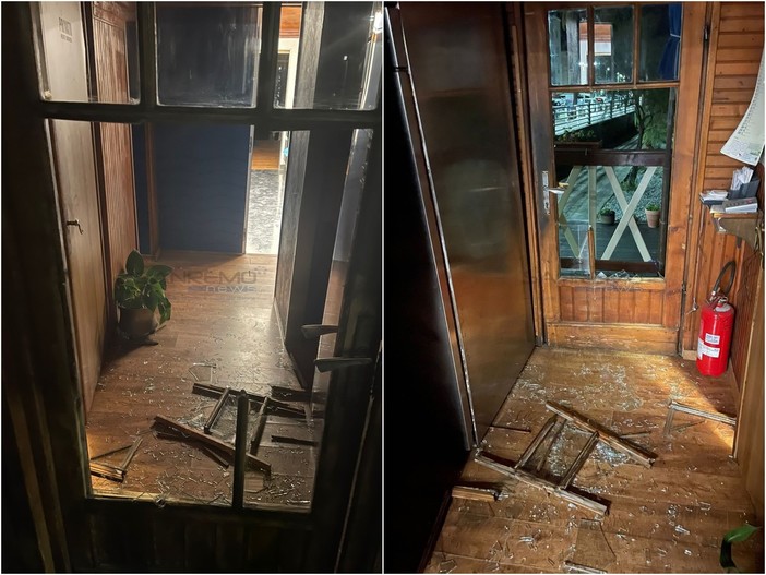 Le immagini delle vetrine spaccate dai ladri nel tentativo di furto al 'Marco Polo' Le immagini delle vetrine spaccate dai ladri nel tentativo di furto al 'Marco Polo'