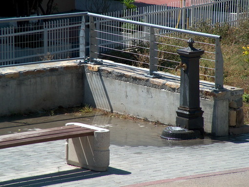 Santo Stefano al Mare: fontana rotta sulla ciclabile, mail di un nostro lettore