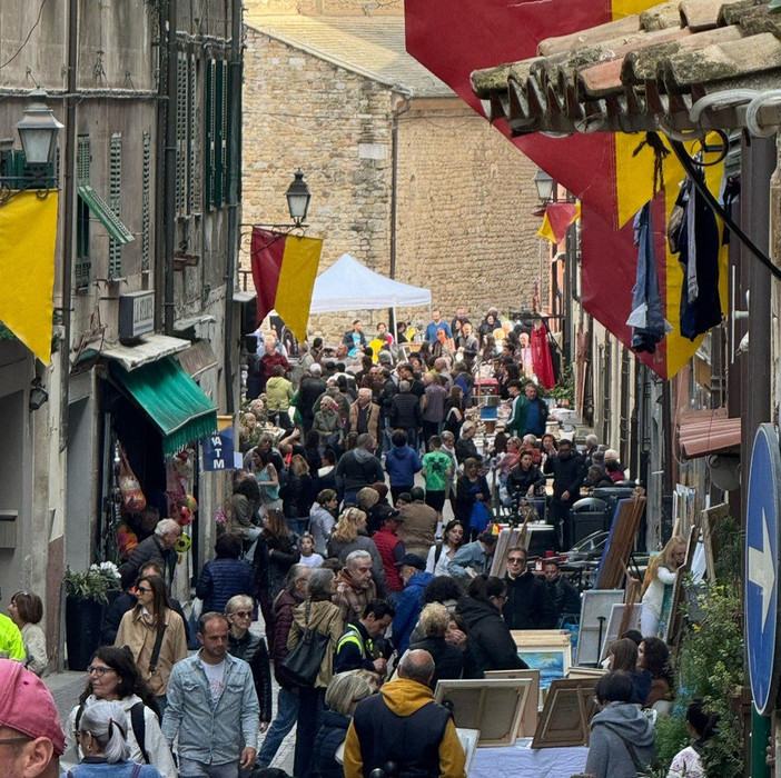 Ventimiglia, la Fiera di San Giuseppe anima il centro storico con arte diffusa tra carruggi e piazzette