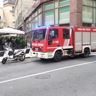 Sanremo: fuga di gas tra via Roma e via Carli, Vigili del Fuoco e tecnici al lavoro (Foto)