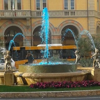 Giornata Mondiale dell'Autismo: ecco la fontana di piazza Dante colorata di blu Giornata Mondiale dell'Autismo: ecco la fontana di piazza Dante colorata di blu