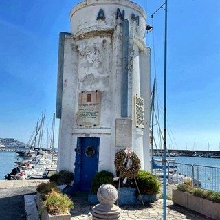 Il faro dell'Anmi in piazzale Vesco a Sanremo Il faro dell'Anmi in piazzale Vesco a Sanremo